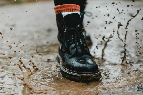 Sepatu Anti Air Ini Cocok untuk Berkendara di Musim Hujan