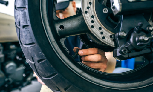 Jarang Cek Tekanan Angin Ban Motor? Ini Risiko yang Bisa Terjadi