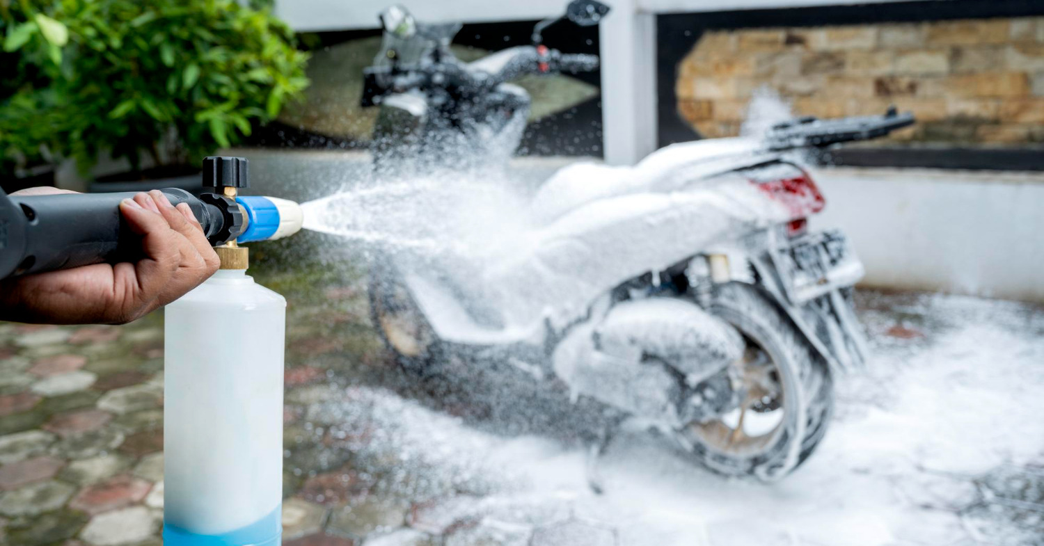 Mau Cuci atau Steam Motor Sendiri? Rekomendasi Alat Cuci Motor Ini Bisa Dipilih