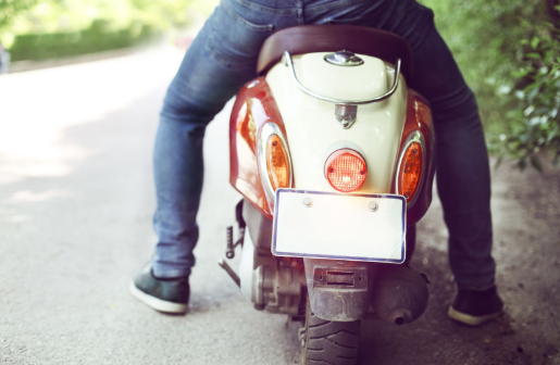 Motor Ngebul karena Oli dan Bahan Bakar, Apa Bedanya?